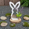Hase auf Holzscheibe